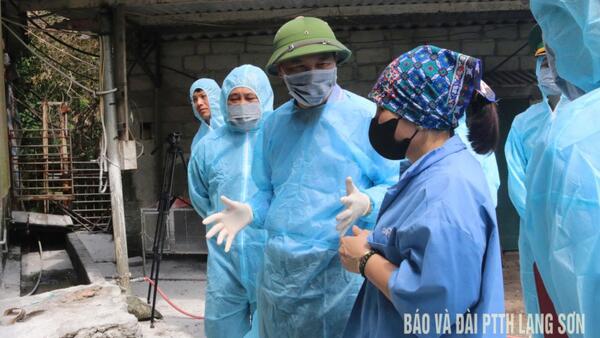 Đoàn Công tác của Bộ nông nghiệp và môi trường kiểm tra thực tế tại hộ chăn nuôi Lợn xã Mẫu Sơn