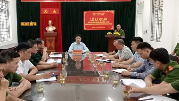 CÔNG AN XÃ MẪU SƠN TỔ CHỨC LỄ RA QUÂN TRIỂN KHAI ĐỢT CAO ĐIỂN TẤN CÔNG TRẤN ÁP TỘI PHẠM