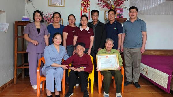 UBND XÃ MẪU SƠN TỔ CHỨC CHÚC THỌ, MỪNG THỌ NGƯỜI CAO TUỔI TRÒN 90 TUỔI