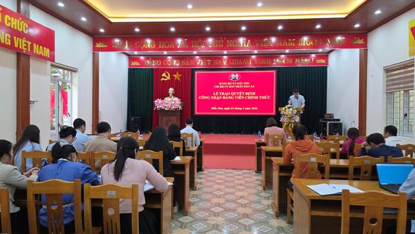 CHI BỘ UBND XÃ MẪU SƠN TRAO QUYẾT ĐỊNH CÔNG NHẬN ĐẢNG VIÊN CHÍNH THỨC