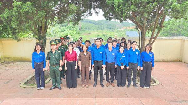 CHƯƠNG TRÌNH TÌNH NGUYỆN “CHUNG TAY XÂY DỰNG TƯƠNG LAI VÙNG BIÊN, VŨNG TAY GIỮ BIỂN TRỜI QUÊ HƯƠNG” TẠI XÃ MẪU SƠN